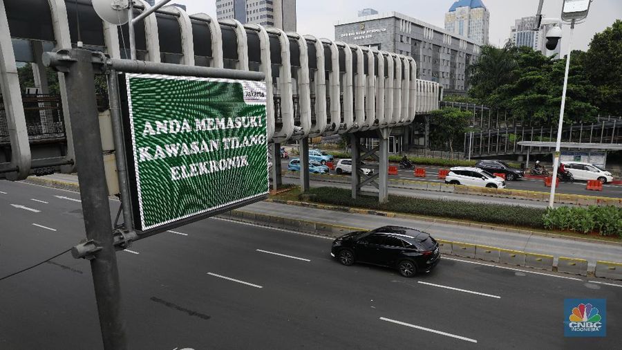 Kendaraan melintas di bawah papan digital bertuliskan