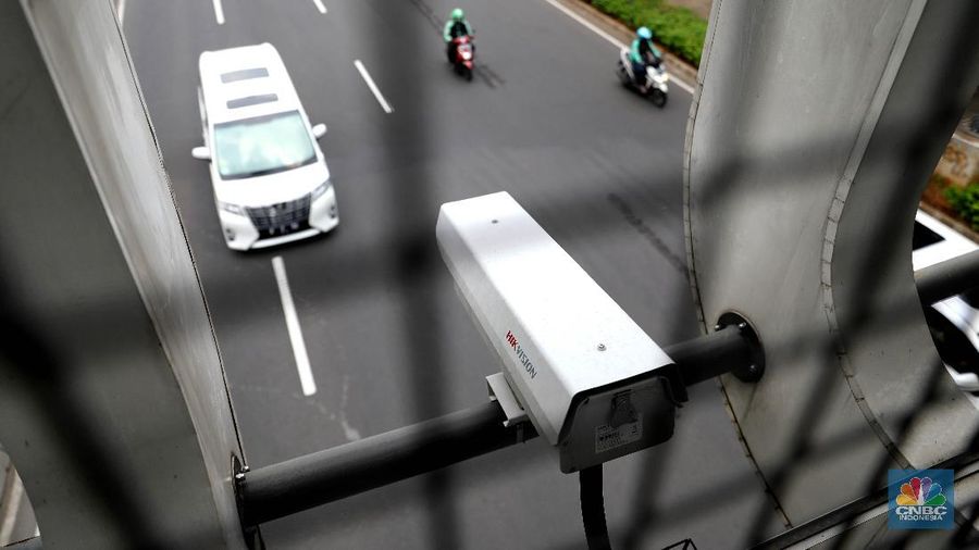 Kendaraan melintas di bawah papan digital bertuliskan 