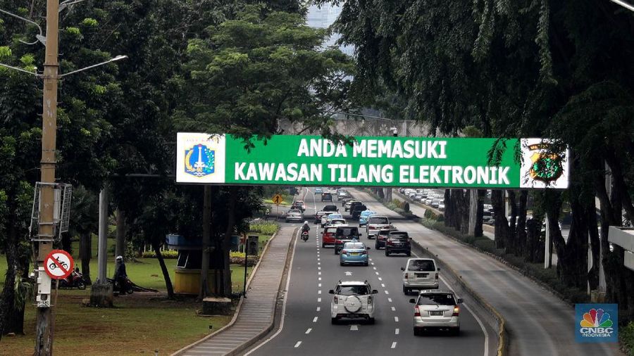 Kendaraan melintas di bawah papan digital bertuliskan