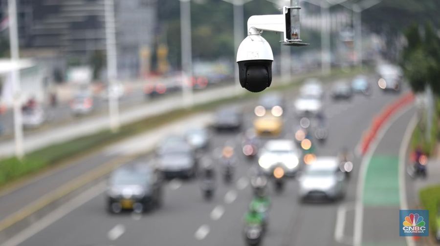 Kendaraan melintas di bawah papan digital bertuliskan 