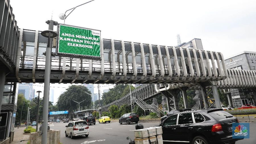 Kendaraan melintas di bawah papan digital bertuliskan