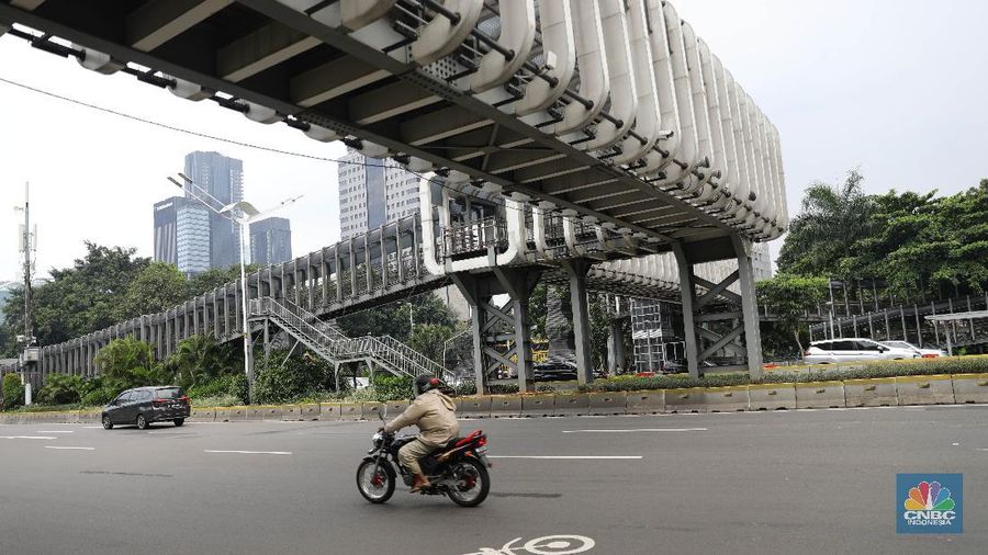 Kendaraan melintas di bawah papan digital bertuliskan 