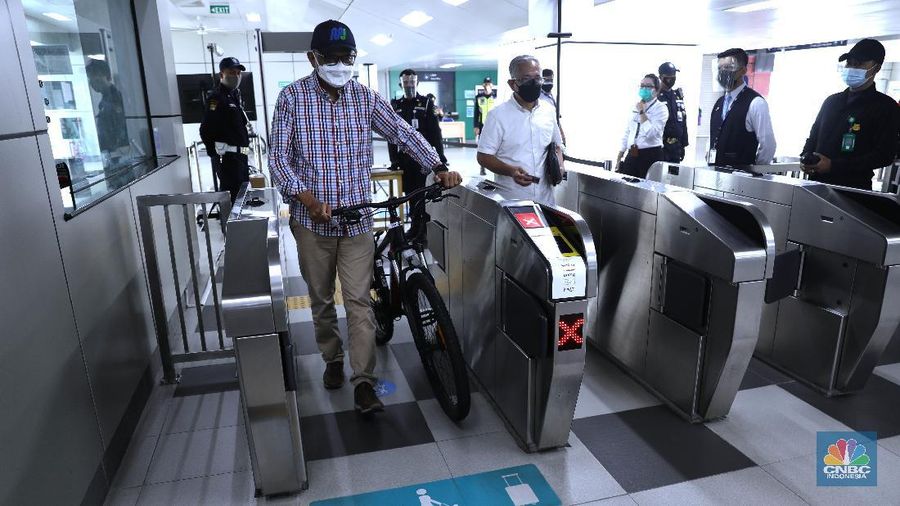 Direktur Utama (Dirut) PT MRT Jakarta William Sabandar meninjau kesiapan jelang simulasi uji coba sepeda non lipat masuk MRT di Stasiun Lebak Bulus, Jakarta, Jumat, 19/3. Sepeda non lipat agar diperbolehkan masuk dalam kereta. Rencananya, kebijakan ini akan diberlakukan mulai 24 Maret mendatang. Sebelumnya MRT hanya memperbolehkan sepeda lipat (folded bike) untuk naik kedalam kereta. Pada tahap awal implementasinya, hanya 3 stasiun MRT saja yang sudah dilengkapi dengan fasilitas jalur khusus sepeda di tangga stasiun. Alasan peluncuran fasilitas jalur khusus sepeda baru dipasang di 3 stasiun itu saja karena ketiganya merupakan letak strategis. Stasiun Lebak Bulus Grab dan Bundaran HI sama-sama stasiun akhir, sedangkan Blok M BCA berada di tengah-tengah rangkaian seluruh stasiun MRT Jakarta. Ada kriteria sepeda non lipat yang bisa masuk ke kereta MRT. Sepeda non lipat yang diizinkan masuk hanya sepeda reguler dengan dimensi maksimal 200 cm x 55 cm x 120 cm. Sedangkan, sepeda tandem dilarang masuk. (CNBC Indonesia/ Muhammad Sabki)