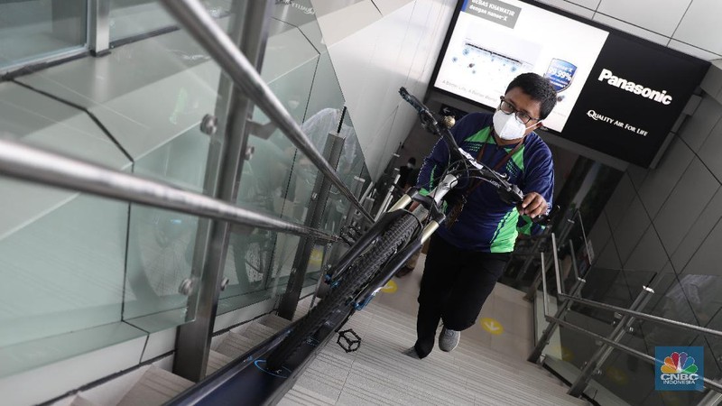 Direktur Utama (Dirut) PT MRT Jakarta William Sabandar meninjau kesiapan jelang simulasi uji coba sepeda non lipat masuk MRT di Stasiun Lebak Bulus, Jakarta, Jumat, 19/3. Sepeda non lipat agar diperbolehkan masuk dalam kereta. Rencananya, kebijakan ini akan diberlakukan mulai 24 Maret mendatang. Sebelumnya MRT hanya memperbolehkan sepeda lipat (folded bike) untuk naik kedalam kereta. Pada tahap awal implementasinya, hanya 3 stasiun MRT saja yang sudah dilengkapi dengan fasilitas jalur khusus sepeda di tangga stasiun. Alasan peluncuran fasilitas jalur khusus sepeda baru dipasang di 3 stasiun itu saja karena ketiganya merupakan letak strategis. Stasiun Lebak Bulus Grab dan Bundaran HI sama-sama stasiun akhir, sedangkan Blok M BCA berada di tengah-tengah rangkaian seluruh stasiun MRT Jakarta. Ada kriteria sepeda non lipat yang bisa masuk ke kereta MRT. Sepeda non lipat yang diizinkan masuk hanya sepeda reguler dengan dimensi maksimal 200 cm x 55 cm x 120 cm. Sedangkan, sepeda tandem dilarang masuk. (CNBC Indonesia/ Muhammad Sabki)
