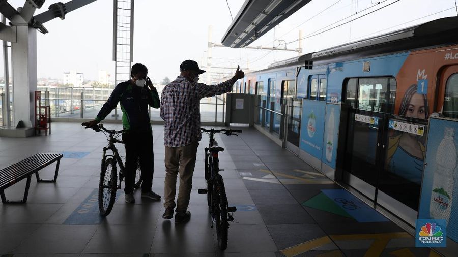 Direktur Utama (Dirut) PT MRT Jakarta William Sabandar meninjau kesiapan jelang simulasi uji coba sepeda non lipat masuk MRT di Stasiun Lebak Bulus, Jakarta, Jumat, 19/3. Sepeda non lipat agar diperbolehkan masuk dalam kereta. Rencananya, kebijakan ini akan diberlakukan mulai 24 Maret mendatang. Sebelumnya MRT hanya memperbolehkan sepeda lipat (folded bike) untuk naik kedalam kereta. Pada tahap awal implementasinya, hanya 3 stasiun MRT saja yang sudah dilengkapi dengan fasilitas jalur khusus sepeda di tangga stasiun. Alasan peluncuran fasilitas jalur khusus sepeda baru dipasang di 3 stasiun itu saja karena ketiganya merupakan letak strategis. Stasiun Lebak Bulus Grab dan Bundaran HI sama-sama stasiun akhir, sedangkan Blok M BCA berada di tengah-tengah rangkaian seluruh stasiun MRT Jakarta. Ada kriteria sepeda non lipat yang bisa masuk ke kereta MRT. Sepeda non lipat yang diizinkan masuk hanya sepeda reguler dengan dimensi maksimal 200 cm x 55 cm x 120 cm. Sedangkan, sepeda tandem dilarang masuk. (CNBC Indonesia/ Muhammad Sabki)
