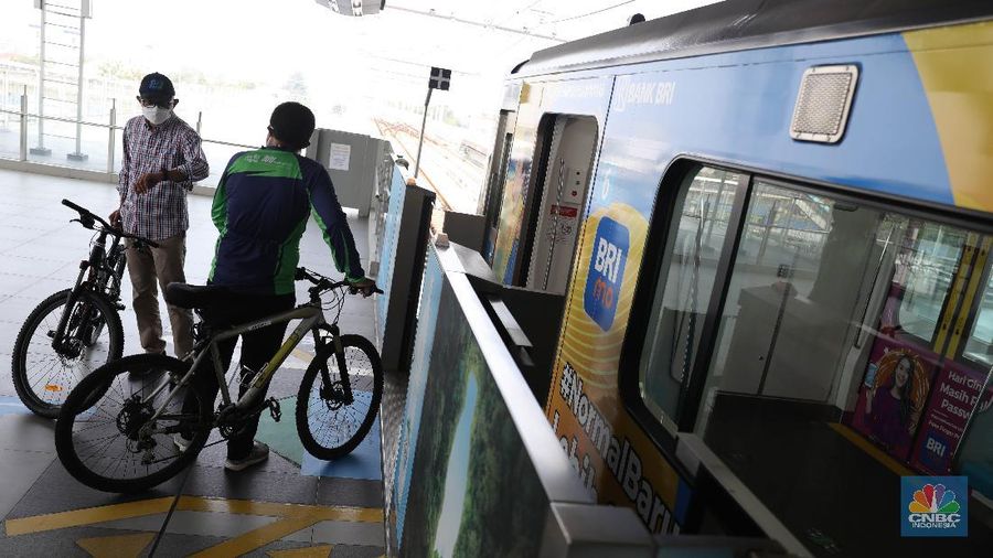Direktur Utama (Dirut) PT MRT Jakarta William Sabandar meninjau kesiapan jelang simulasi uji coba sepeda non lipat masuk MRT di Stasiun Lebak Bulus, Jakarta, Jumat, 19/3. Sepeda non lipat agar diperbolehkan masuk dalam kereta. Rencananya, kebijakan ini akan diberlakukan mulai 24 Maret mendatang. Sebelumnya MRT hanya memperbolehkan sepeda lipat (folded bike) untuk naik kedalam kereta. Pada tahap awal implementasinya, hanya 3 stasiun MRT saja yang sudah dilengkapi dengan fasilitas jalur khusus sepeda di tangga stasiun. Alasan peluncuran fasilitas jalur khusus sepeda baru dipasang di 3 stasiun itu saja karena ketiganya merupakan letak strategis. Stasiun Lebak Bulus Grab dan Bundaran HI sama-sama stasiun akhir, sedangkan Blok M BCA berada di tengah-tengah rangkaian seluruh stasiun MRT Jakarta. Ada kriteria sepeda non lipat yang bisa masuk ke kereta MRT. Sepeda non lipat yang diizinkan masuk hanya sepeda reguler dengan dimensi maksimal 200 cm x 55 cm x 120 cm. Sedangkan, sepeda tandem dilarang masuk. (CNBC Indonesia/ Muhammad Sabki)