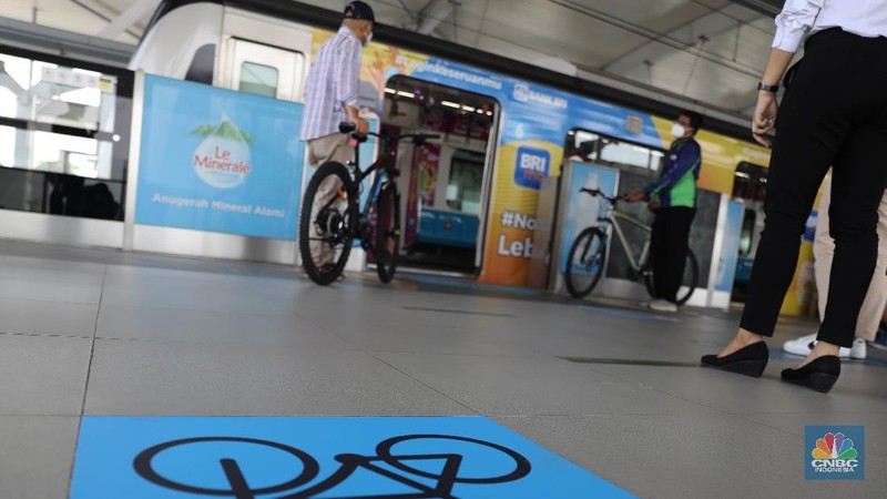 Direktur Utama (Dirut) PT MRT Jakarta William Sabandar meninjau kesiapan jelang simulasi uji coba sepeda non lipat masuk MRT di Stasiun Lebak Bulus, Jakarta, Jumat, 19/3. Sepeda non lipat agar diperbolehkan masuk dalam kereta. Rencananya, kebijakan ini akan diberlakukan mulai 24 Maret mendatang. Sebelumnya MRT hanya memperbolehkan sepeda lipat (folded bike) untuk naik kedalam kereta. Pada tahap awal implementasinya, hanya 3 stasiun MRT saja yang sudah dilengkapi dengan fasilitas jalur khusus sepeda di tangga stasiun. Alasan peluncuran fasilitas jalur khusus sepeda baru dipasang di 3 stasiun itu saja karena ketiganya merupakan letak strategis. Stasiun Lebak Bulus Grab dan Bundaran HI sama-sama stasiun akhir, sedangkan Blok M BCA berada di tengah-tengah rangkaian seluruh stasiun MRT Jakarta. Ada kriteria sepeda non lipat yang bisa masuk ke kereta MRT. Sepeda non lipat yang diizinkan masuk hanya sepeda reguler dengan dimensi maksimal 200 cm x 55 cm x 120 cm. Sedangkan, sepeda tandem dilarang masuk. (CNBC Indonesia/ Muhammad Sabki)