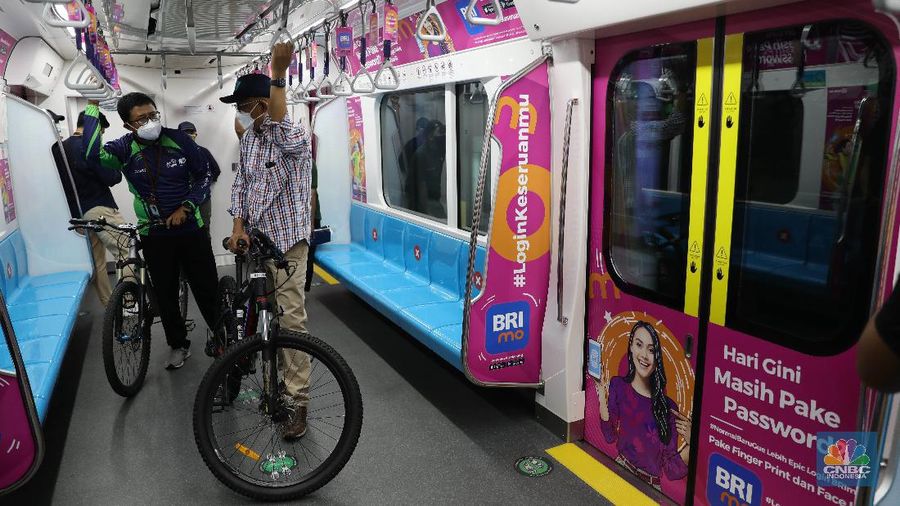 Direktur Utama (Dirut) PT MRT Jakarta William Sabandar meninjau kesiapan jelang simulasi uji coba sepeda non lipat masuk MRT di Stasiun Lebak Bulus, Jakarta, Jumat, 19/3. Sepeda non lipat agar diperbolehkan masuk dalam kereta. Rencananya, kebijakan ini akan diberlakukan mulai 24 Maret mendatang. Sebelumnya MRT hanya memperbolehkan sepeda lipat (folded bike) untuk naik kedalam kereta. Pada tahap awal implementasinya, hanya 3 stasiun MRT saja yang sudah dilengkapi dengan fasilitas jalur khusus sepeda di tangga stasiun. Alasan peluncuran fasilitas jalur khusus sepeda baru dipasang di 3 stasiun itu saja karena ketiganya merupakan letak strategis. Stasiun Lebak Bulus Grab dan Bundaran HI sama-sama stasiun akhir, sedangkan Blok M BCA berada di tengah-tengah rangkaian seluruh stasiun MRT Jakarta. Ada kriteria sepeda non lipat yang bisa masuk ke kereta MRT. Sepeda non lipat yang diizinkan masuk hanya sepeda reguler dengan dimensi maksimal 200 cm x 55 cm x 120 cm. Sedangkan, sepeda tandem dilarang masuk. (CNBC Indonesia/ Muhammad Sabki)