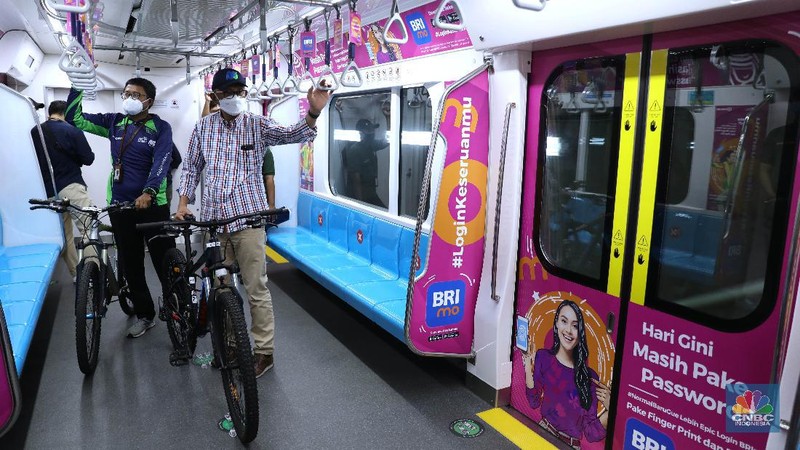 Direktur Utama (Dirut) PT MRT Jakarta William Sabandar meninjau kesiapan jelang simulasi uji coba sepeda non lipat masuk MRT di Stasiun Lebak Bulus, Jakarta, Jumat, 19/3. Sepeda non lipat agar diperbolehkan masuk dalam kereta. Rencananya, kebijakan ini akan diberlakukan mulai 24 Maret mendatang. Sebelumnya MRT hanya memperbolehkan sepeda lipat (folded bike) untuk naik kedalam kereta. Pada tahap awal implementasinya, hanya 3 stasiun MRT saja yang sudah dilengkapi dengan fasilitas jalur khusus sepeda di tangga stasiun. Alasan peluncuran fasilitas jalur khusus sepeda baru dipasang di 3 stasiun itu saja karena ketiganya merupakan letak strategis. Stasiun Lebak Bulus Grab dan Bundaran HI sama-sama stasiun akhir, sedangkan Blok M BCA berada di tengah-tengah rangkaian seluruh stasiun MRT Jakarta. Ada kriteria sepeda non lipat yang bisa masuk ke kereta MRT. Sepeda non lipat yang diizinkan masuk hanya sepeda reguler dengan dimensi maksimal 200 cm x 55 cm x 120 cm. Sedangkan, sepeda tandem dilarang masuk. (CNBC Indonesia/ Muhammad Sabki)