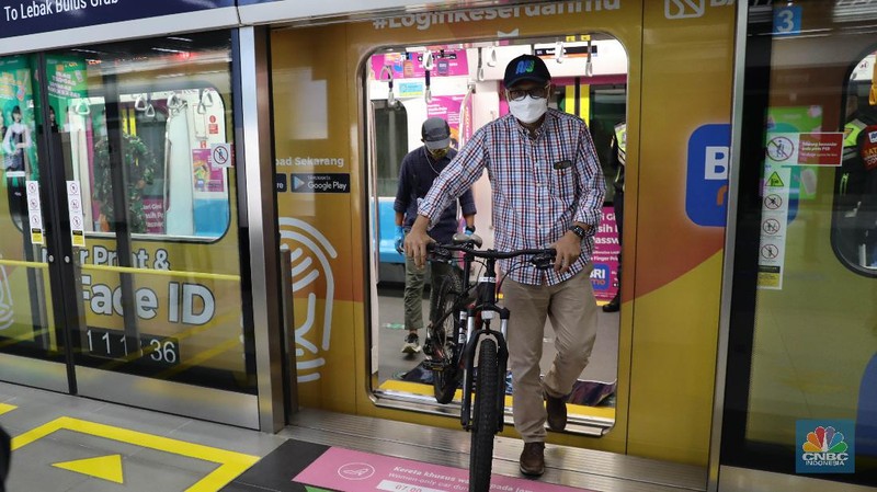 Direktur Utama (Dirut) PT MRT Jakarta William Sabandar meninjau kesiapan jelang simulasi uji coba sepeda non lipat masuk MRT di Stasiun Lebak Bulus, Jakarta, Jumat, 19/3. Sepeda non lipat agar diperbolehkan masuk dalam kereta. Rencananya, kebijakan ini akan diberlakukan mulai 24 Maret mendatang. Sebelumnya MRT hanya memperbolehkan sepeda lipat (folded bike) untuk naik kedalam kereta. Pada tahap awal implementasinya, hanya 3 stasiun MRT saja yang sudah dilengkapi dengan fasilitas jalur khusus sepeda di tangga stasiun. Alasan peluncuran fasilitas jalur khusus sepeda baru dipasang di 3 stasiun itu saja karena ketiganya merupakan letak strategis. Stasiun Lebak Bulus Grab dan Bundaran HI sama-sama stasiun akhir, sedangkan Blok M BCA berada di tengah-tengah rangkaian seluruh stasiun MRT Jakarta. Ada kriteria sepeda non lipat yang bisa masuk ke kereta MRT. Sepeda non lipat yang diizinkan masuk hanya sepeda reguler dengan dimensi maksimal 200 cm x 55 cm x 120 cm. Sedangkan, sepeda tandem dilarang masuk. (CNBC Indonesia/ Muhammad Sabki)