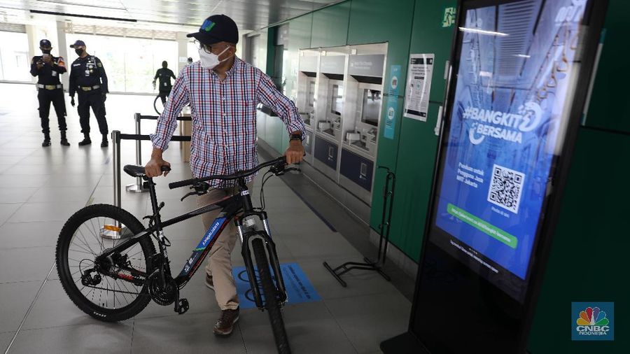 Direktur Utama (Dirut) PT MRT Jakarta William Sabandar meninjau kesiapan jelang simulasi uji coba sepeda non lipat masuk MRT di Stasiun Lebak Bulus, Jakarta, Jumat, 19/3. Sepeda non lipat agar diperbolehkan masuk dalam kereta. Rencananya, kebijakan ini akan diberlakukan mulai 24 Maret mendatang. Sebelumnya MRT hanya memperbolehkan sepeda lipat (folded bike) untuk naik kedalam kereta. Pada tahap awal implementasinya, hanya 3 stasiun MRT saja yang sudah dilengkapi dengan fasilitas jalur khusus sepeda di tangga stasiun. Alasan peluncuran fasilitas jalur khusus sepeda baru dipasang di 3 stasiun itu saja karena ketiganya merupakan letak strategis. Stasiun Lebak Bulus Grab dan Bundaran HI sama-sama stasiun akhir, sedangkan Blok M BCA berada di tengah-tengah rangkaian seluruh stasiun MRT Jakarta. Ada kriteria sepeda non lipat yang bisa masuk ke kereta MRT. Sepeda non lipat yang diizinkan masuk hanya sepeda reguler dengan dimensi maksimal 200 cm x 55 cm x 120 cm. Sedangkan, sepeda tandem dilarang masuk. (CNBC Indonesia/ Muhammad Sabki)