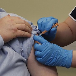 Inggris Laporkan 30 Kasus Pembekuan Darah Vaksin AstraZeneca