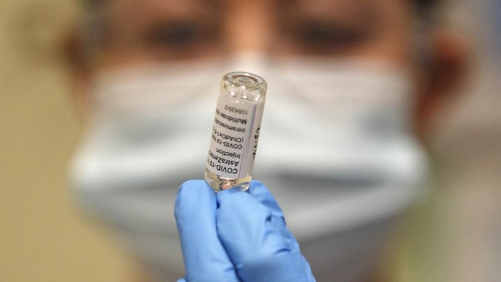 APTOPIX Virus Outbreak Britain Vaccine Britain's Prime Minister Boris Johnson receives the first dose of the AstraZeneca vaccine administered by nurse and Clinical Pod Lead, Lily Harrington at St. Thomas' Hospital in London, Friday, March 19, 2021. Johnson is one of several politicians across Europe, including French Prime Minister Jean Castex, getting a shot of the AstraZeneca vaccine on Friday. (AP Photo/Frank Augstein, Pool)