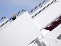 Penampakan Presiden AS Joe Biden Jatuh di Tangga Pesawat