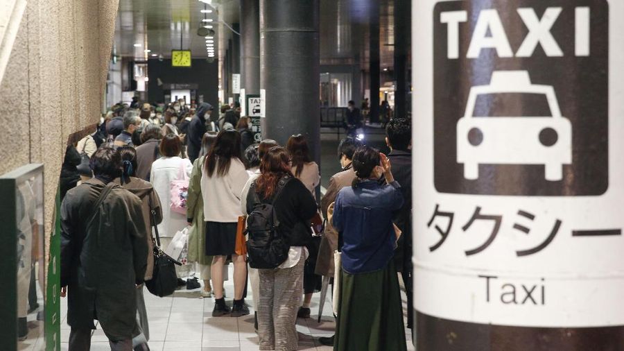 Warga mengantri untuk mendapatkan taksi karena layanan kereta dihentikan setelah gempa bumi di Sendai, Prefektur Miyagi, Jepang Sabtu, 20 Maret 2021. Gempa bumi yang kuat melanda pada hari Sabtu di utara Jepang, mengguncang gedung-gedung bahkan di Tokyo dan memicu peringatan tsunami untuk sebagian dari pantai utara. (Kyodo News melalui AP)