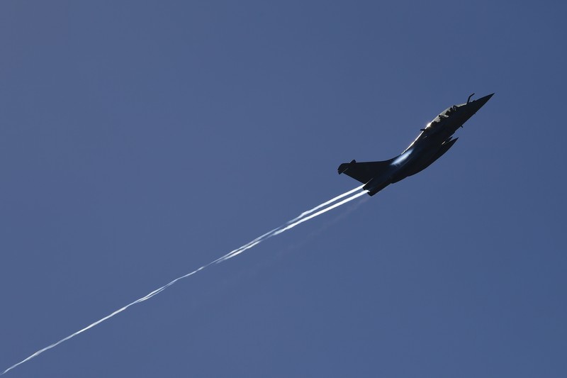 Jet tempur Mirage Angkatan Udara Taiwan di landasan pacu di pangkalan udara di Hsinchu, Taiwan Jet tempur Mirage Angkatan Udara Taiwan di landasan pacu di pangkalan udara di Hsinchu, Taiwan, Jumat (5/8/2022). China telah memulai latihan militer di dekat wilayah Taiwan sejak Kamis (4/8). Dalam latihan itu, China mengerahkan rudal balistik, jet tempur, dan kapal perang di sekitar Taiwan. (AP Photo/Johnson Lai)