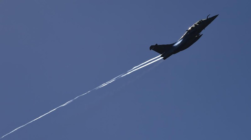 Jet tempur Mirage Angkatan Udara Taiwan di landasan pacu di pangkalan udara di Hsinchu, Taiwan, Jumat (5/8/2022). China telah memulai latihan militer di dekat wilayah Taiwan sejak Kamis (4/8). Dalam latihan itu, China mengerahkan rudal balistik, jet tempur, dan kapal perang di sekitar Taiwan. (AP Photo/Johnson Lai)