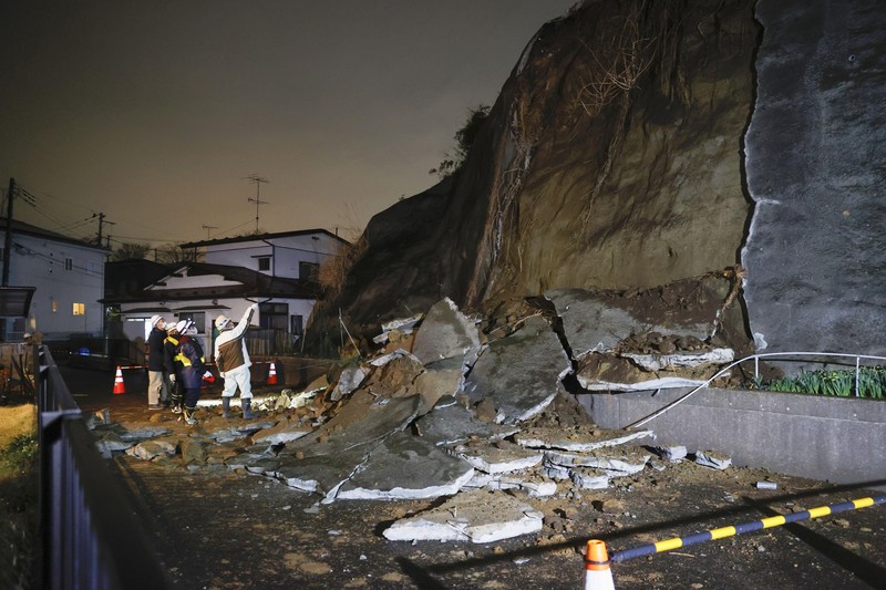 Gunung es terbesar di dunia, A68a yang terbelah menjadi dua pada Rabu (23/12/2020). In this recent handout photo provided by the Ministry of Defense on Wednesday, Dec. 23, 2020 fragments break off from one of the largest recorded icebergs, called the A68a, floating near the island of South Georgia in the South Atlantic. (Corporal Phil Dye/Ministry of Defence via AP)