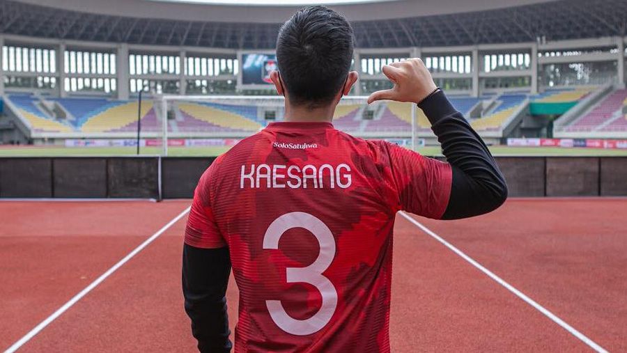 Kaesang mengenakan seragam Persis Solo