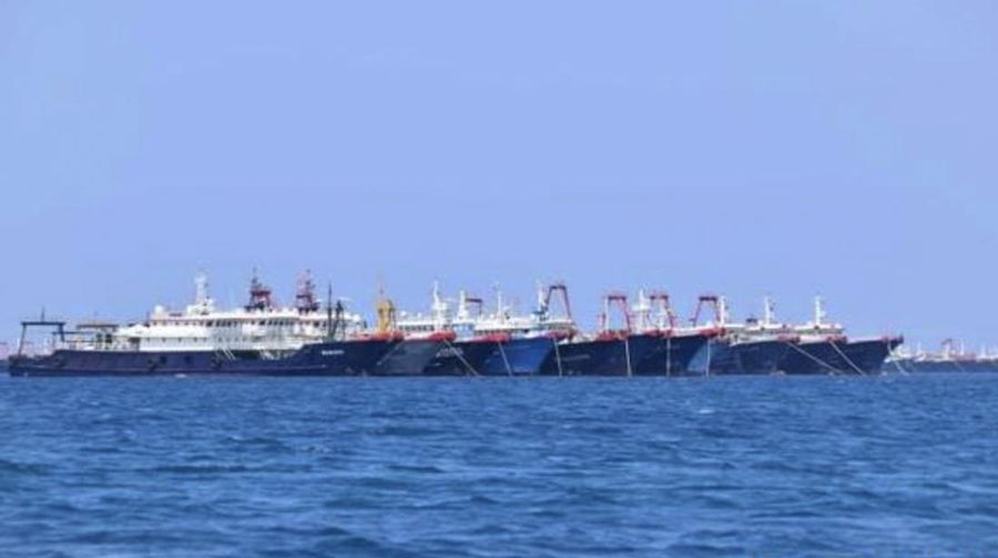 Penjaga Pantai Filipina / Satuan Tugas Nasional-Laut Filipina Barat, beberapa dari 220 kapal Tiongkok terlihat tertambat di Whitsun Reef, Laut Cina Selatan (Philippine Coast Guard/National Task Force-West Philippine Sea via AP)