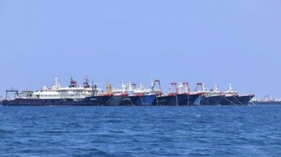 Laut China Selatan Penjaga Pantai Filipina / Satuan Tugas Nasional-Laut Filipina Barat, beberapa dari 220 kapal Tiongkok terlihat tertambat di Whitsun Reef, Laut Cina Selatan (Philippine Coast Guard/National Task Force-West Philippine Sea via AP)