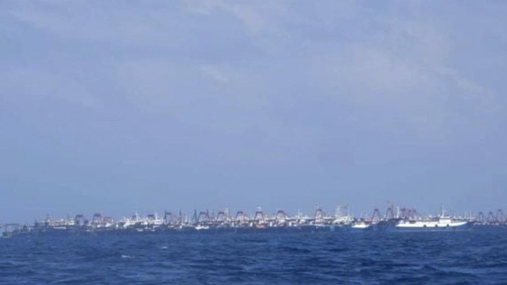 Penjaga Pantai Filipina / Satuan Tugas Nasional-Laut Filipina Barat, beberapa dari 220 kapal Tiongkok terlihat tertambat di Whitsun Reef, Laut Cina Selatan (Philippine Coast Guard/National Task Force-West Philippine Sea via AP)