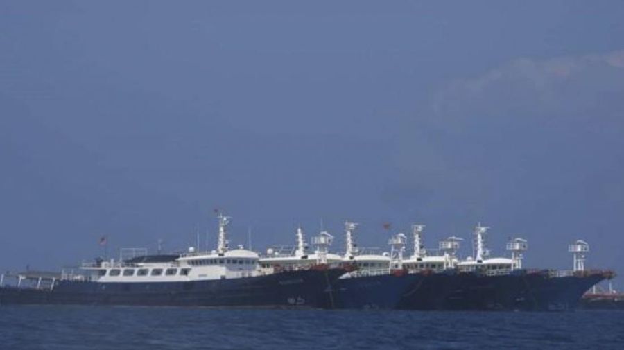 Penjaga Pantai Filipina / Satuan Tugas Nasional-Laut Filipina Barat, beberapa dari 220 kapal Tiongkok terlihat tertambat di Whitsun Reef, Laut Cina Selatan (Philippine Coast Guard/National Task Force-West Philippine Sea via AP)