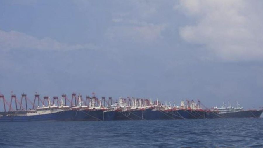Penjaga Pantai Filipina / Satuan Tugas Nasional-Laut Filipina Barat, beberapa dari 220 kapal Tiongkok terlihat tertambat di Whitsun Reef, Laut Cina Selatan (Philippine Coast Guard/National Task Force-West Philippine Sea via AP)