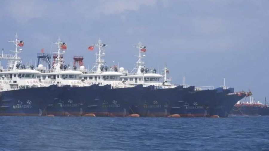 Penjaga Pantai Filipina / Satuan Tugas Nasional-Laut Filipina Barat, beberapa dari 220 kapal Tiongkok terlihat tertambat di Whitsun Reef, Laut Cina Selatan (Philippine Coast Guard/National Task Force-West Philippine Sea via AP)