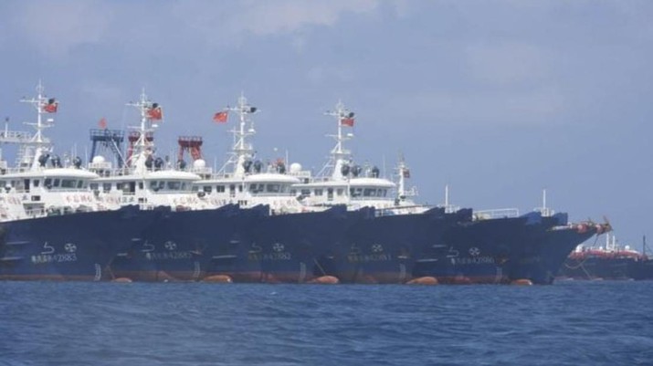 Laut China Selatan Penjaga Pantai Filipina / Satuan Tugas Nasional-Laut Filipina Barat, beberapa dari 220 kapal Tiongkok terlihat tertambat di Whitsun Reef, Laut Cina Selatan (Philippine Coast Guard/National Task Force-West Philippine Sea via AP)