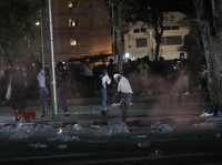 Thailand Rusuh, Demonstran Berupaya 'Geruduk' Istana Raja