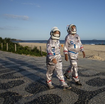 Unik! Pasangan ini Pakai Baju Pelindung Covid-19 Ala Astronot