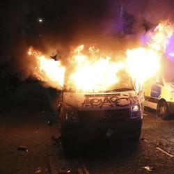 Penampakan Kerusuhan Bristol Inggris, 2 Mobil Polisi Dibakar