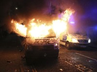 Penampakan Kerusuhan Bristol Inggris, 2 Mobil Polisi Dibakar