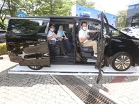 Gara-gara Nabung di BRI, Milenial Ini Dapat Toyota Vellfire
