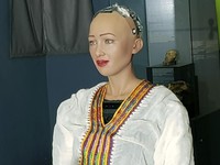 Robot Sophia Lelang Lukisan Pertamanya Pakai NFT