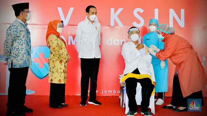 Jokowi saat Meninjau Proses Vaksinasi di Jombang (Foto: Laily Rachev - Biro Pers Sekretariat Presiden) Jokowi saat Meninjau Proses Vaksinasi di Jombang (Foto: Laily Rachev - Biro Pers Sekretariat Presiden)