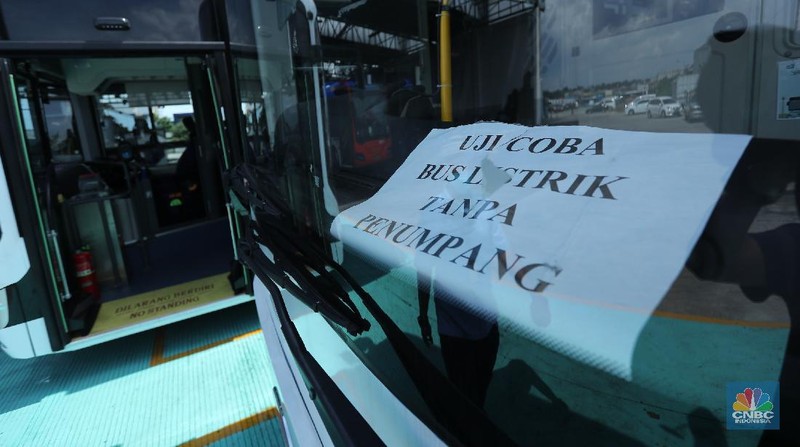 Bus listrik terparkir di Depo Transportasi Jakarta (Transjakarta), Cawang, Jakarta, Selasa (23/3/2021). PT Transportasi Jakarta menyampaikan pihaknya berencana mengoperasikan 30 unit bus listrik. (CNBC Indonesia/Tri Susilo)