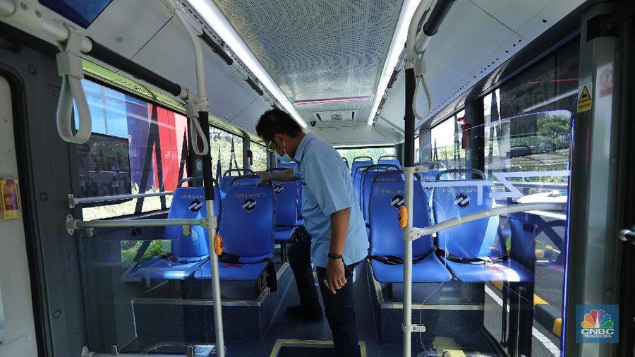 Bus listrik terparkir di Depo Transportasi Jakarta (Transjakarta), Cawang, Jakarta, Selasa (23/3/2021). PT Transportasi Jakarta menyampaikan pihaknya berencana mengoperasikan 30 unit bus listrik. (CNBC Indonesia/Tri Susilo)
