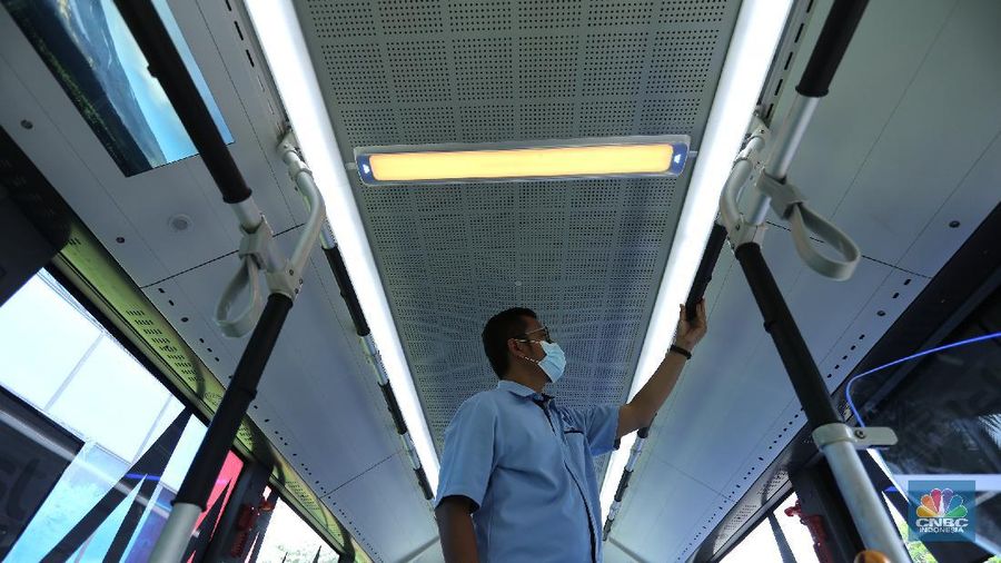Bus listrik terparkir di Depo Transportasi Jakarta (Transjakarta), Cawang, Jakarta, Selasa (23/3/2021). PT Transportasi Jakarta menyampaikan pihaknya berencana mengoperasikan 30 unit bus listrik. (CNBC Indonesia/Tri Susilo)