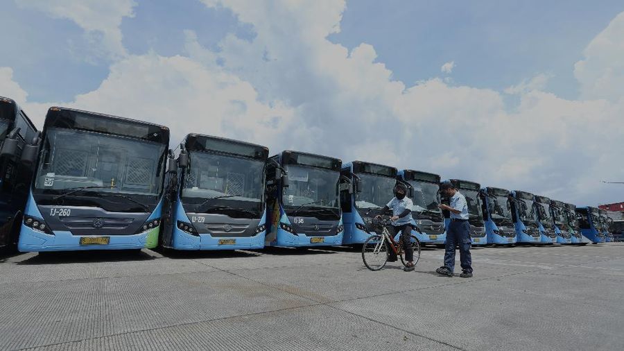 Bus listrik terparkir di Depo Transportasi Jakarta (Transjakarta), Cawang, Jakarta, Selasa (23/3/2021). PT Transportasi Jakarta menyampaikan pihaknya berencana mengoperasikan 30 unit bus listrik. (CNBC Indonesia/Tri Susilo)