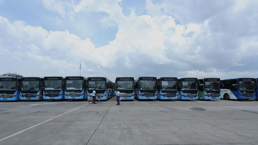 Bus listrik terparkir di Depo Transportasi Jakarta (Transjakarta), Cawang, Jakarta, Selasa (23/3/2021). PT Transportasi Jakarta menyampaikan pihaknya berencana mengoperasikan 30 unit bus listrik. (²©²ÊÍøÕ¾/Tri Susilo)