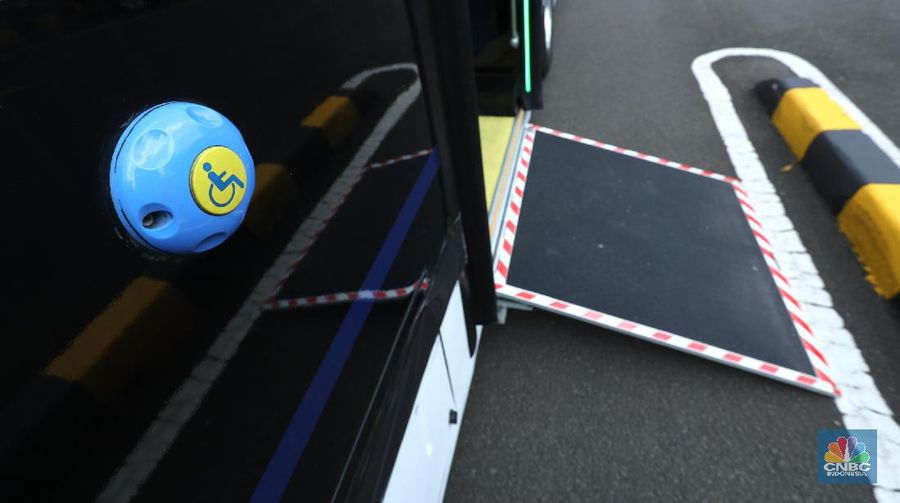 Bus listrik terparkir di Depo Transportasi Jakarta (Transjakarta), Cawang, Jakarta, Selasa (23/3/2021). PT Transportasi Jakarta menyampaikan pihaknya berencana mengoperasikan 30 unit bus listrik. (CNBC Indonesia/Tri Susilo)