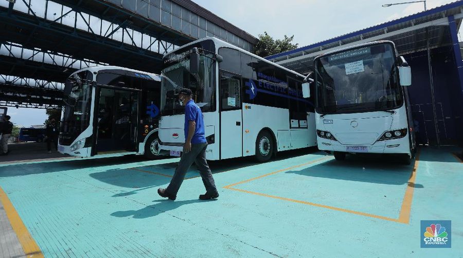 Bus listrik terparkir di Depo Transportasi Jakarta (Transjakarta), Cawang, Jakarta, Selasa (23/3/2021). PT Transportasi Jakarta menyampaikan pihaknya berencana mengoperasikan 30 unit bus listrik. (վ/Tri Susilo)