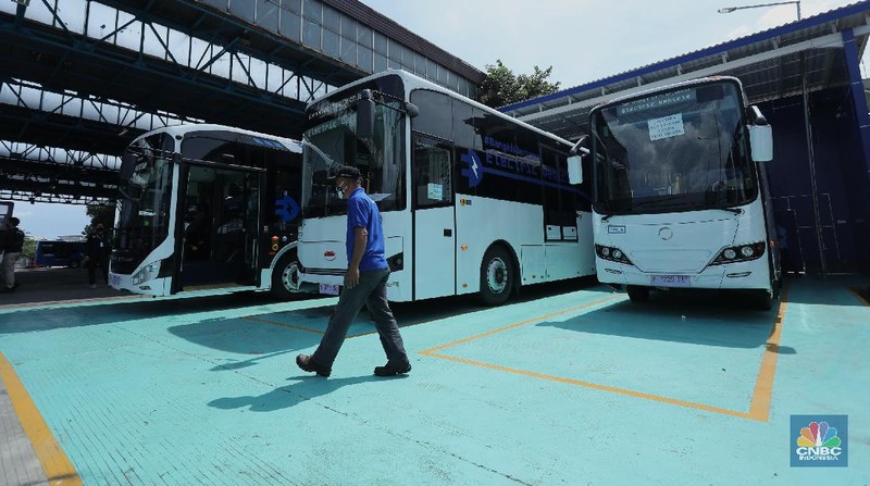 Bus listrik terparkir di Depo Transportasi Jakarta (Transjakarta), Cawang, Jakarta, Selasa (23/3/2021). PT Transportasi Jakarta menyampaikan pihaknya berencana mengoperasikan 30 unit bus listrik. (CNBC Indonesia/Tri Susilo)