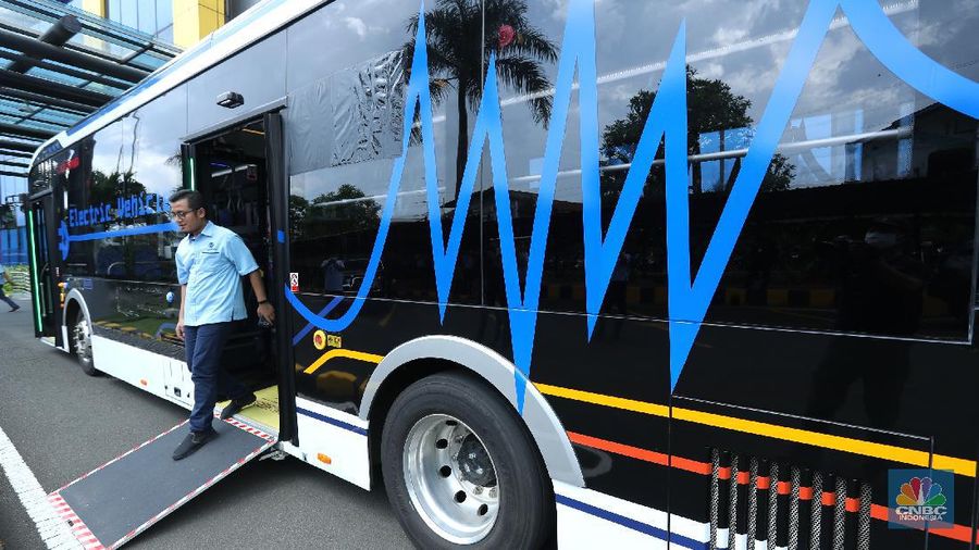 Bus listrik terparkir di Depo Transportasi Jakarta (Transjakarta), Cawang, Jakarta, Selasa (23/3/2021). PT Transportasi Jakarta menyampaikan pihaknya berencana mengoperasikan 30 unit bus listrik. (CNBC Indonesia/Tri Susilo)