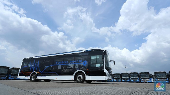 Bus listrik terparkir di Depo Transportasi Jakarta (Transjakarta), Cawang, Jakarta, Selasa (23/3/2021). PT Transportasi Jakarta menyampaikan pihaknya berencana mengoperasikan 30 unit bus listrik. (CNBC Indonesia/Tri Susilo) Bus listrik terparkir di Depo Transportasi Jakarta (Transjakarta), Cawang, Jakarta, Selasa (23/3/2021). PT Transportasi Jakarta menyampaikan pihaknya berencana mengoperasikan 30 unit bus listrik. (CNBC Indonesia/Tri Susilo)