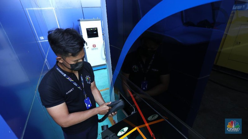 Bus listrik terparkir di Depo Transportasi Jakarta (Transjakarta), Cawang, Jakarta, Selasa (23/3/2021). PT Transportasi Jakarta menyampaikan pihaknya berencana mengoperasikan 30 unit bus listrik. (CNBC Indonesia/Tri Susilo)