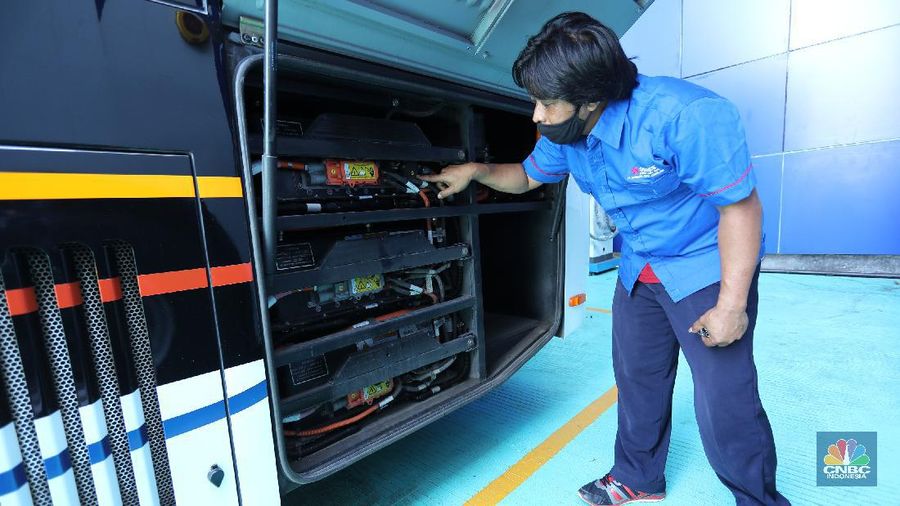 Bus listrik terparkir di Depo Transportasi Jakarta (Transjakarta), Cawang, Jakarta, Selasa (23/3/2021). PT Transportasi Jakarta menyampaikan pihaknya berencana mengoperasikan 30 unit bus listrik. (CNBC Indonesia/Tri Susilo)