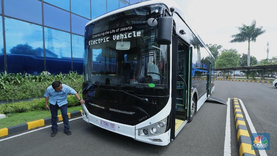 Bus listrik terparkir di Depo Transportasi Jakarta (Transjakarta), Cawang, Jakarta, Selasa (23/3/2021). PT Transportasi Jakarta menyampaikan pihaknya berencana mengoperasikan 30 unit bus listrik. (CNBC Indonesia/Tri Susilo)